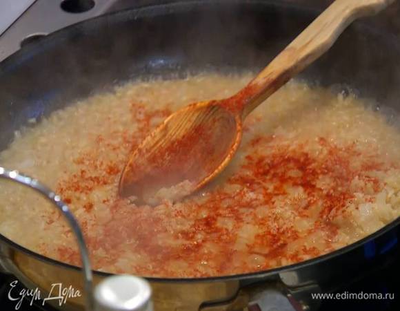 Готовый рис посыпать сладкой паприкой и куркумой, все перемешать и снять с огня.