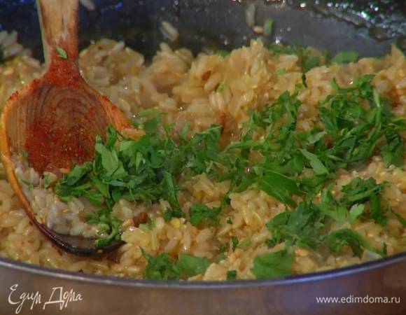 Добавить в рис соль, льняное семя и кинзу, все перемешать.