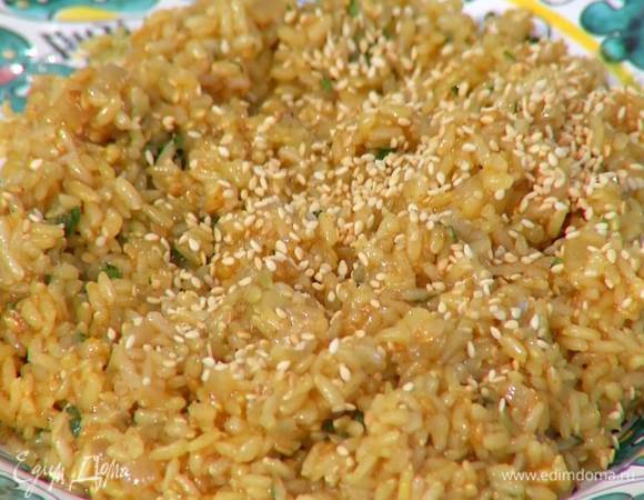 Перед подачей посыпать рис подсушенным кунжутом.