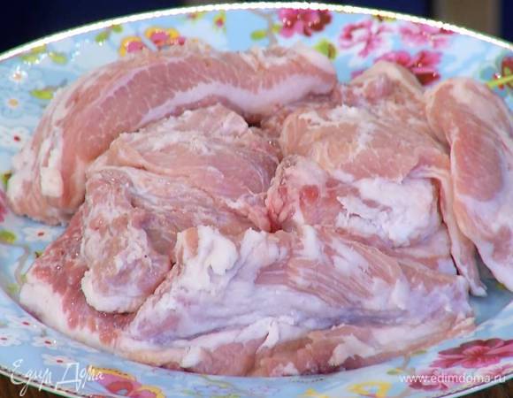 Свинину вымыть, просушить, посолить и поперчить со всех сторон.