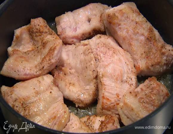 Разогреть в сковороде оливковое масло и обжаривать щечки по 1 минуте с каждой стороны.