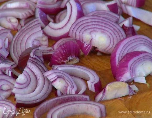 Красный лук почистить и нарезать полукольцами.