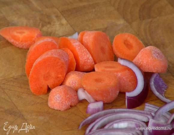 Морковь почистить и крупно порезать.