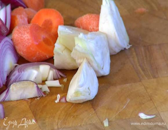 Молодой чеснок, не очищая, крупно порезать.