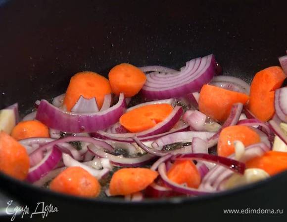 Переложить обжаренное мясо на тарелку, а в сковороду, где жарилась свинина выложить морковь, лук и чеснок, добавить листья тимьяна, кориандр, посолить, поперчить, все перемешать и немного обжарить.
