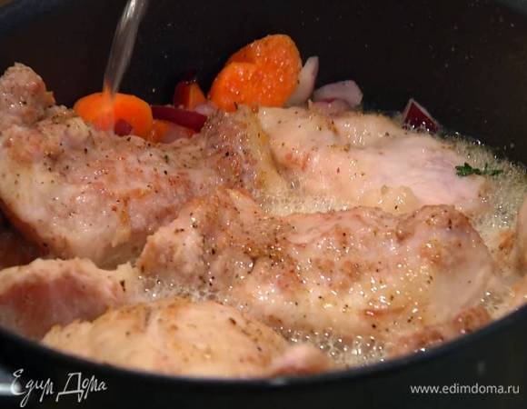 В сковороду с овощами вернуть мясо, влить пиво, довести все до кипения, затем накрыть крышкой и томить на самом медленном огне в течение часа.