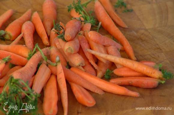 Маленькую морковку, не очищая, разрезать пополам вдоль.
