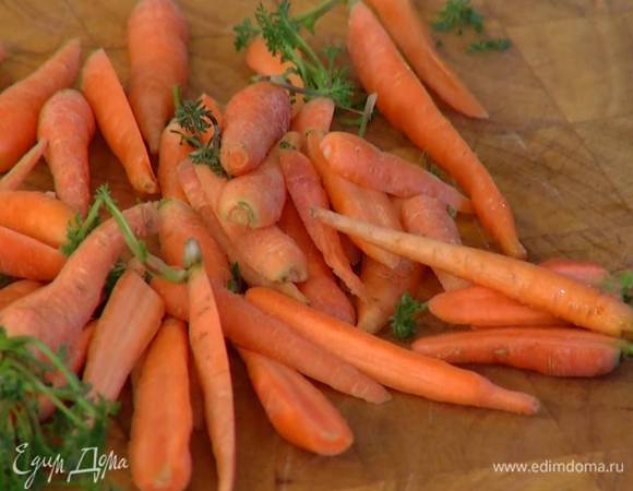 Маленькую морковку, не очищая, разрезать пополам вдоль.