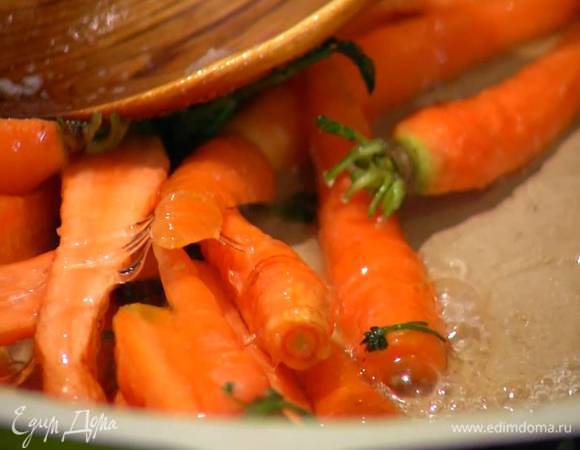 Разогреть в отдельной сковороде сливочное масло, выложить морковку, посолить и немного обжарить, добавить мед, все перемешать и томить пару минут на небольшом огне, затем снять с плиты.
