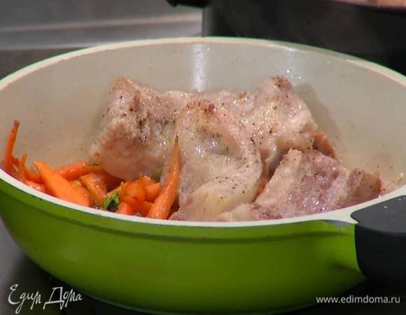 Готовую свинину переложить в сковороду с морковью.