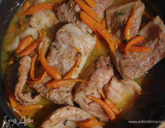 Свинину с морковью залить овощным соусом.