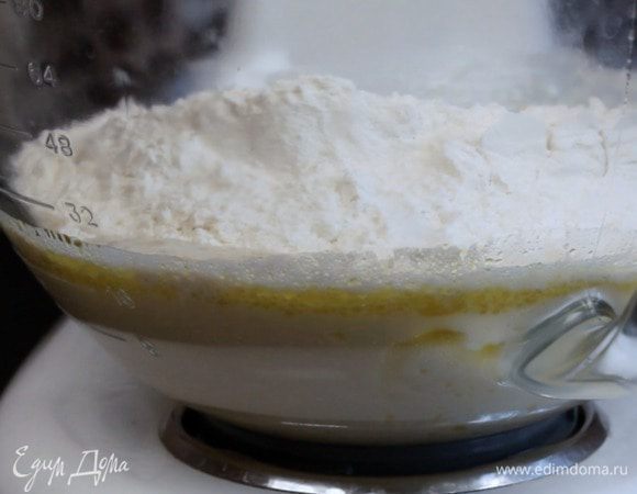 Добавить к этой смеси сначала 300 г муки и перемешать. Затем добавить оставшиеся 60 г муки и замешать тесто. 