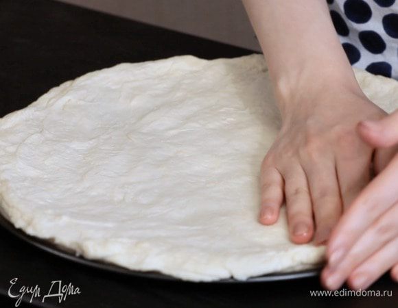 Достать тесто, раскатать до нужного размера, накрыть полотенцем и оставить на 10 минут.