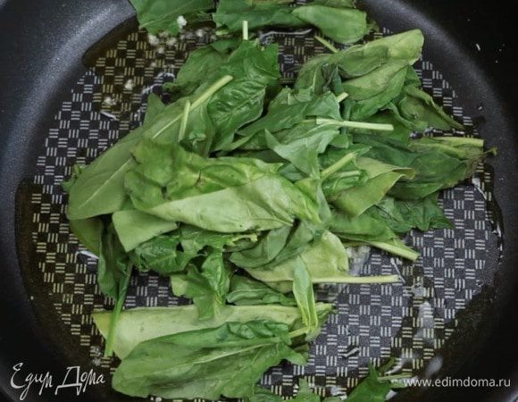 Затем добавить шпинат и обжарить минуту.