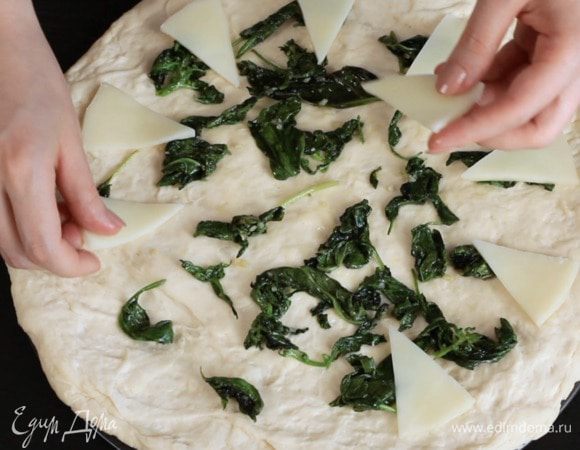 Затем ломтики овечьего сыра.