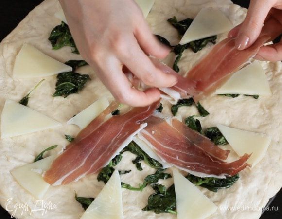 Сверху прошутто.