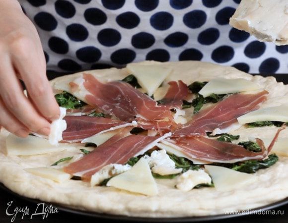 Затем кусочки горгонзолы.