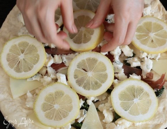 Сверху ломтики лимона.