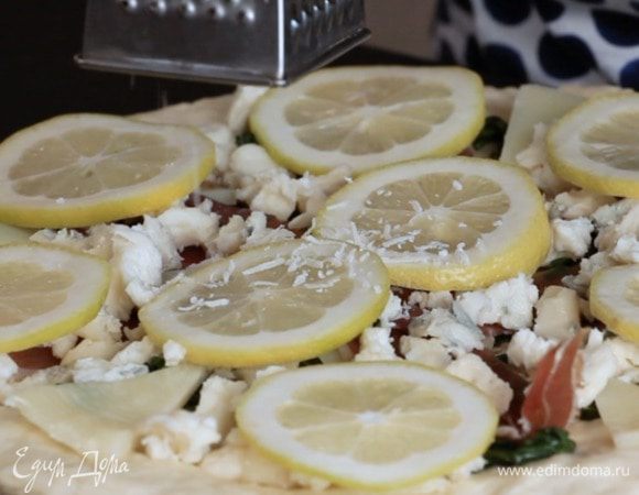 Посыпать все сыром пармезан.

Выпекать при температуре 210°C 20 минут.