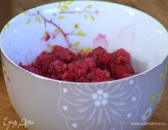 Малину предварительно разморозить.