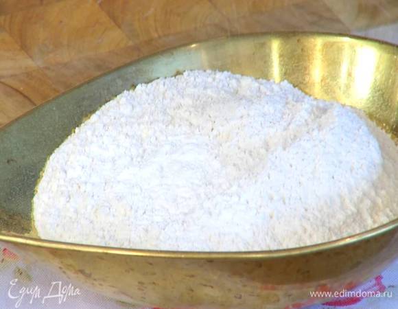 Муку перемешать с разрыхлителем и солью.