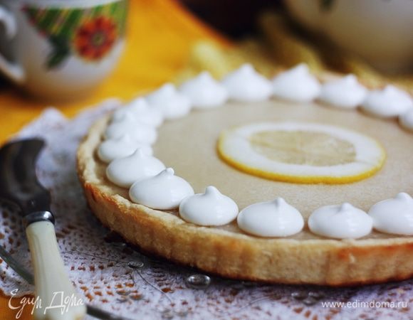 На горячий корж через сито вылить начинку, вернуть пирог в духовку и выпекать при 160°C 30-35 минут, пока начинка не станет плотной. Готовый пирог остудить и посыпать сахарной пудрой. А можно и украсить белковым кремом, как поступила я.