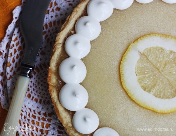 Готовим белковый крем. 
Я брала ингредиенты из расчета на то, что украшу только периметр пирога, если хотите заполнить кремом всю поверхность, то берите всего в два-три раза больше. Взбить белок до устойчивых пиков, добавить разом весь сахар (берите самый мелкий сахар, так он лучше растворится в креме) и снова взбить до получения густой белой массы. Выложить крем в кондитерский мешок и отсадить на пирог.

Приятного аппетита! =)