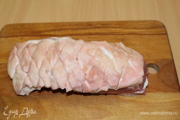 Мясо вымыть, обсушить бумажным полотенцем, острым ножом сделать надрезы в виде ромбов, стараясь не задеть мясо.