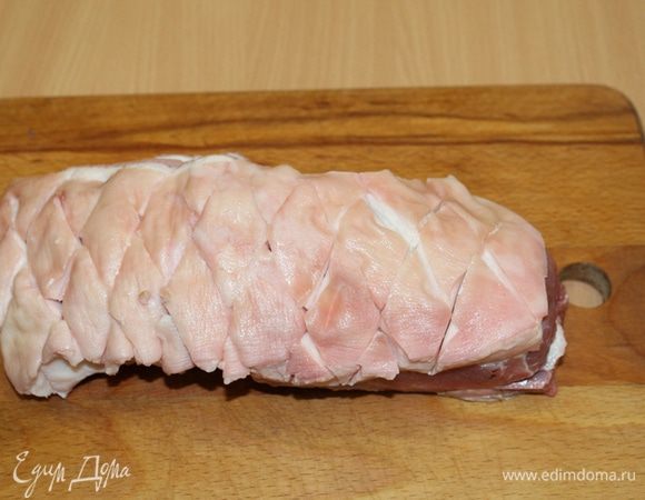 Мясо вымыть, обсушить бумажным полотенцем, острым ножом сделать  надрезы в виде ромбов, стараясь не задеть мясо.