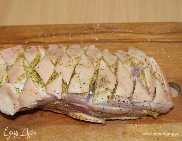 Посолить и поперчить мясо, обмазать горчицей.