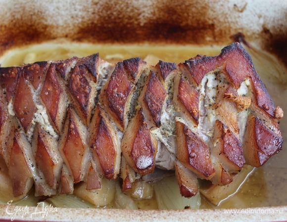 Духовку разогреть до 220-230°C.
Тушить в духовке 15-20 мин, затем уменьшить температуру до 170-180°C и тушить еще 1,5-2 часа, до выделения светлого сока. Через каждые 20-25 минут поливать мясо образовавшимся соком. 
За 15 минут до готовности вытащить мясо, перевернуть шкурой вверх, увеличить температуру до 230°C и запечь до корочки. 