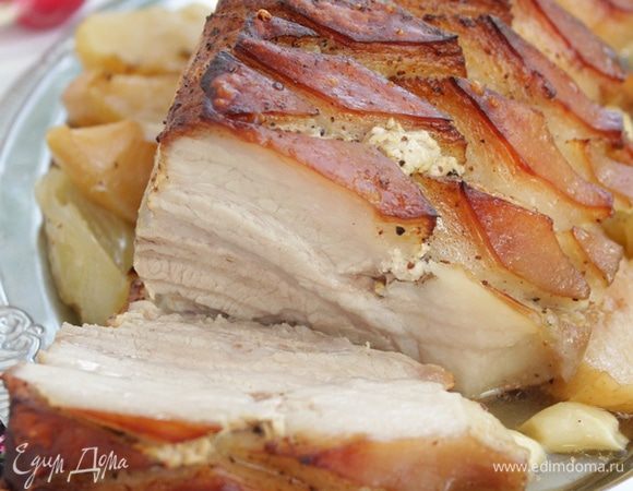 Мясо нарезать и подавать со свежими овощами .