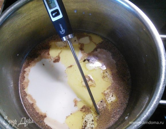 Молоко влить в кастрюльку, добавить кусочками масло и ванильный стручок,  на половину. Нагреть до 84°С. Я измеряла температуру термометром, но могу сказать, что молоко надо нагреть, но не доводить до кипения. Если вы используете ванильный стручок, то его перед дальнейшим смешиванием  необходимо вынуть, извлечь семена и возвратить их обратно в кастрюлю. 

Я вместо ванильного стручка добавила ванильный экстракт и щепотку сухой ванили. 