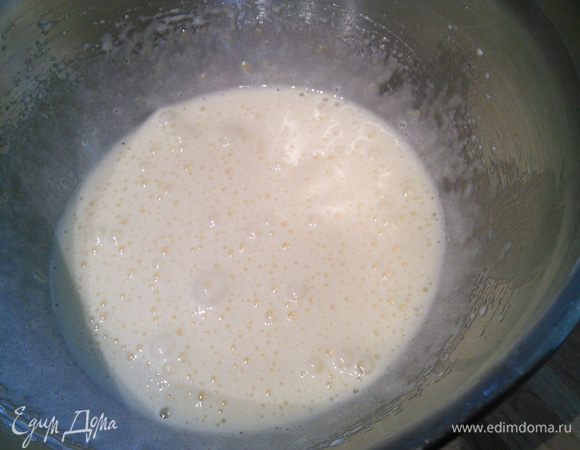 Яйцо и желток взбить с сахаром до пышной светлой пены. Сахар в зависимости от вашего вкуса можно увеличить до 125 г. 