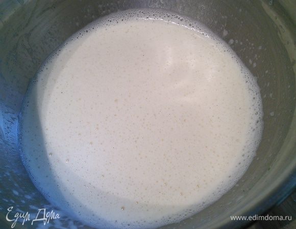 При постоянном помешивании влить горячее молоко. Получается тесто жидкой консистенции, похожее на блинное. Добавить ром, накрыть пленкой и поставить в холодильник на 12-48 часов. 