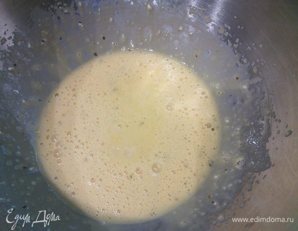 Желтки отделить от белков. Белки взбить со щепоткой соли в крепкую пену. Желтки смешать со сливочным сыром.