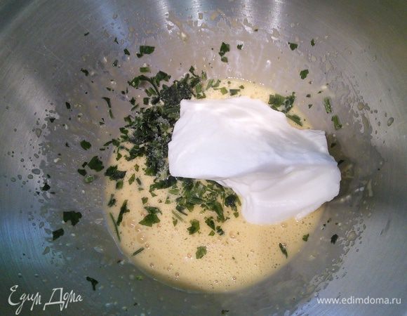 Добавить половину зелени и ввести частями взбитые белки, аккуратно размешать лопаточкой.