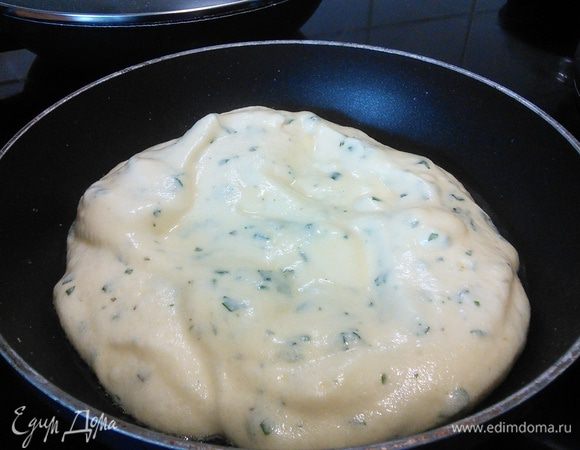 Разогреть на сковороде масло и выложить массу, разровнять. Накрыть крышкой или фольгой и топить на маленьком огне 12-15 мин.