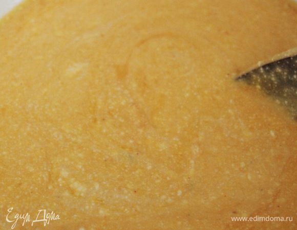 Блендером взбить до однородного состояния запеченную тыкву, творог и яйцо. Добавить сахар, щепотку соли и молотого мускатного ореха, оба вида муки (муки может понадобиться больше, все зависит от качества используемого творога).