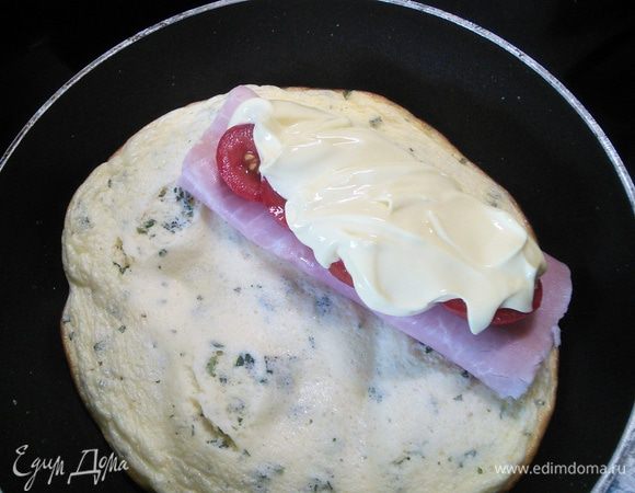 Выкладываем сверху плавленный сыр.