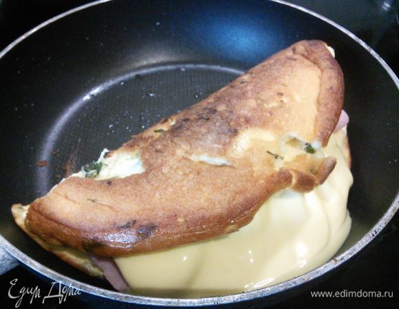 Накрываем второй половиной омлета и допекаем еще 3-4 минуты, пока сыр расплавится.