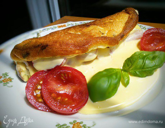 Я делала омлет себе на завтрак, поэтому у меня одна порция, но ингредиенты даю на двоих. А сковородку для такого количества можно взять 26 см в диаметре. Приятного аппетита!