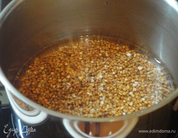 Гречневую крупу залить горячей водой, добавить соль и растительное масло и варить под крышкой до готовности.