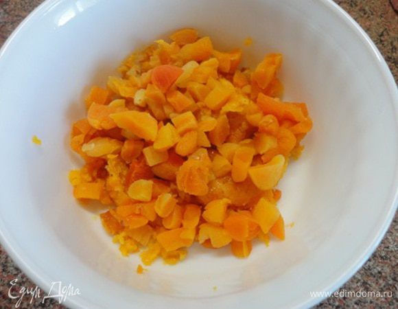 Курагу промыть и залить кипятком. Оставить на 10 минут. Затем воду слить, но не выливайте. Половину кураги измельчите блендером, а вторую половину нарежьте мелкими кусочками. Мне кажется, можно всю курагу измельчить блендером. Если она оказалась недостаточно сочной, добавьте небольшое количество воды, в которой распаривалась курага.