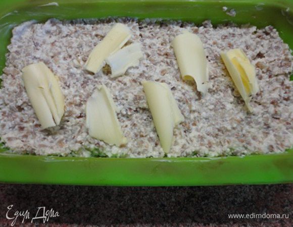 Для запекания идеально подходит стандартная форма для кекса 10 х 20 см. смазываем ее сливочным маслом и выкладываем половину творожно-гречневой массы, затем всю курагу и вторую половину творожно-гречневой массы. Я решила сверху выложить немного сливочного масла.