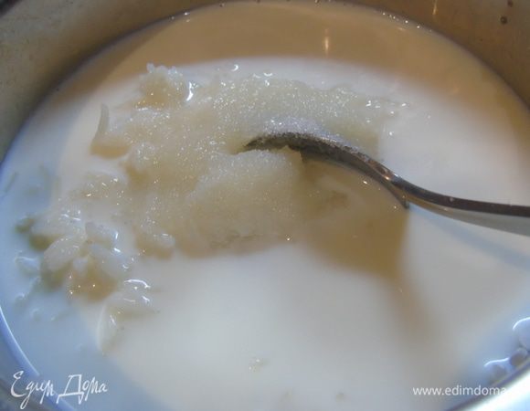 Добавляем молоко, сахар, соль и варим 2-3 минуты после закипания. Полностью остудить.