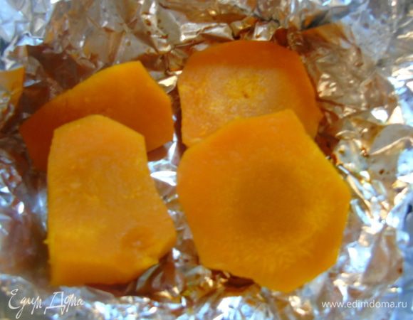 Тыкву очищаем и запекаем в фольге в духовке до мягкости.