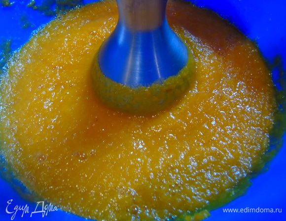 Пюрируем тыкву, добавляем по вкусу соль и сахар. 