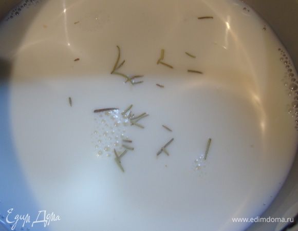 В сливки добавьте розмарин, нагрейте до 80° и дайте полностью остыть. Залить желатин сливками, дать набухнуть минут 15 и прогреть до растворения желатина.