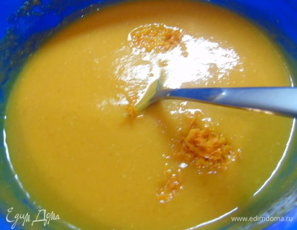 Добавьте цедру в тыквенную массу.